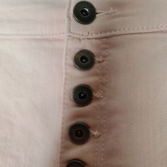 18 Womens High Rise Vintage Pink Denim Midi Short 5 inch Inseam Torrid Button Fl - Picture 5 of 10